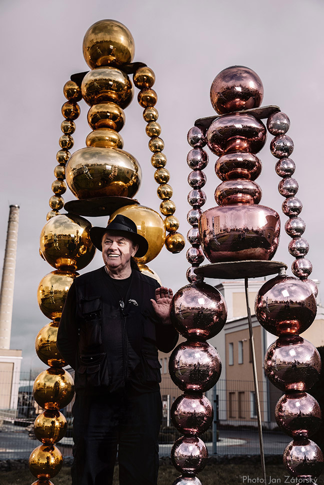 Jiri Suhajek besides his statues at Moser Glassworks