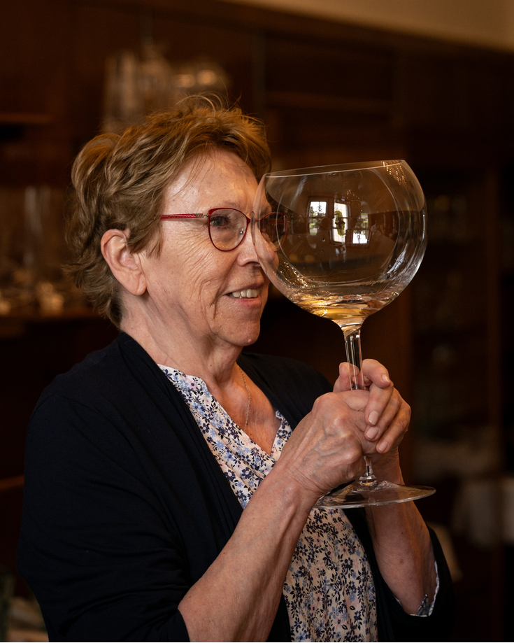Ludmila Pavlousková, née Chocholatá, brought the original designs for the Giant Snifters from her uncle František Chocholatý’s estate to the Moser glassworks.