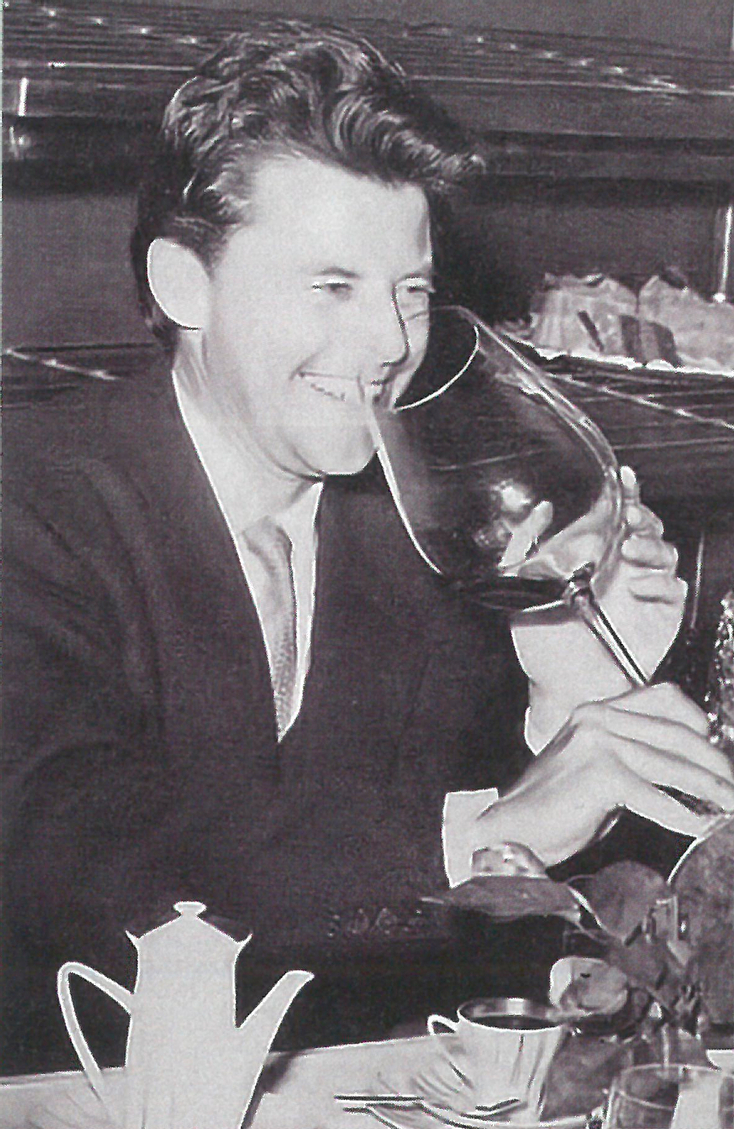 Francouzský herec Gérard Philipe s obří číší v československé restauraci Praha na Expo 58 v Bruselu