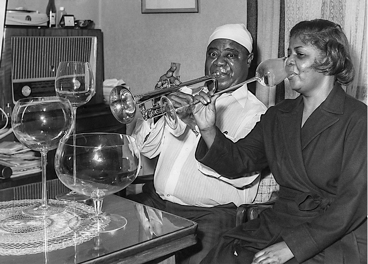 Slavný jazzman Louis Armstrong s manželkou Lucille při vstupu do Klubu Obřích číší v roce 1965