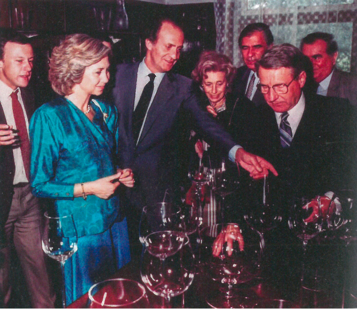 Španělský král Juan Carlos I. s manželkou Sofií při vstupu do Klubu Obřích číší v roce 1987