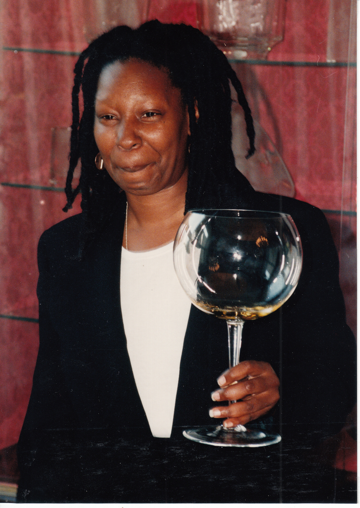 V roce 1996, během Mezinárodního filmového festivalu v Karlových Varech, vstoupila do Klubu Obřích číší americká herečka Whoopi Goldberg