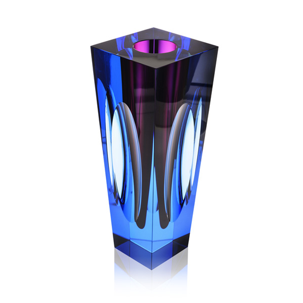 Ellipse, luxurious vase of hand cut Moser crystal