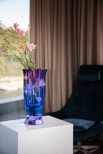 Váza Fandango, designér Studio Moser, rytina Vlastimil Selinger