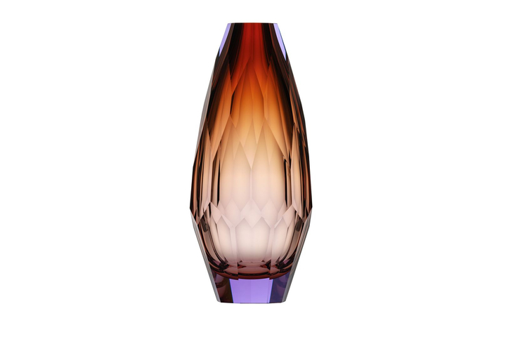 The body of the vase fades from the violet depths into a gentle, pink light, arriving at the colour of the setting sun. This rhythmic structuring is the masterful work of Moser’s cutters.
